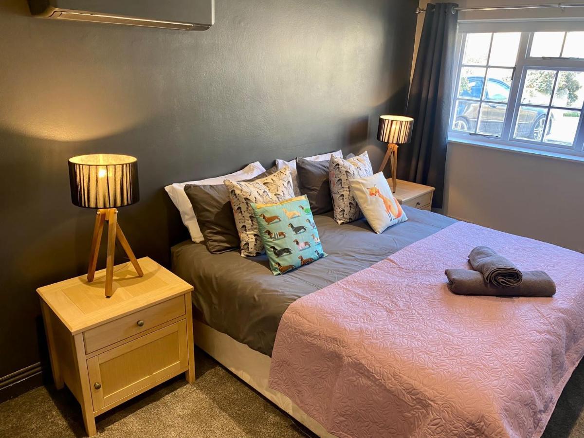 Well Cottage: A Cotswold Cottage At The Heart Of The Village Of Crudwell Luaran gambar