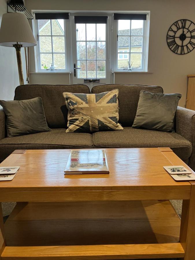 Well Cottage: A Cotswold Cottage At The Heart Of The Village Of Crudwell Luaran gambar